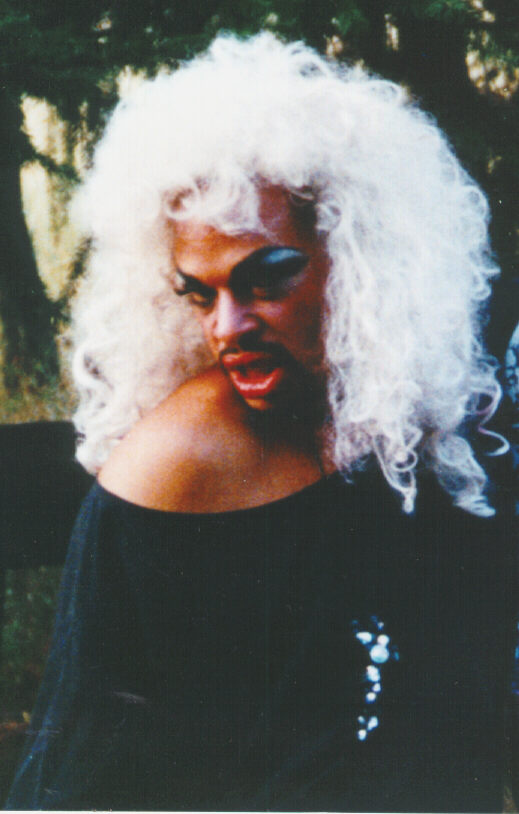Gryphon in white wig, dark dress